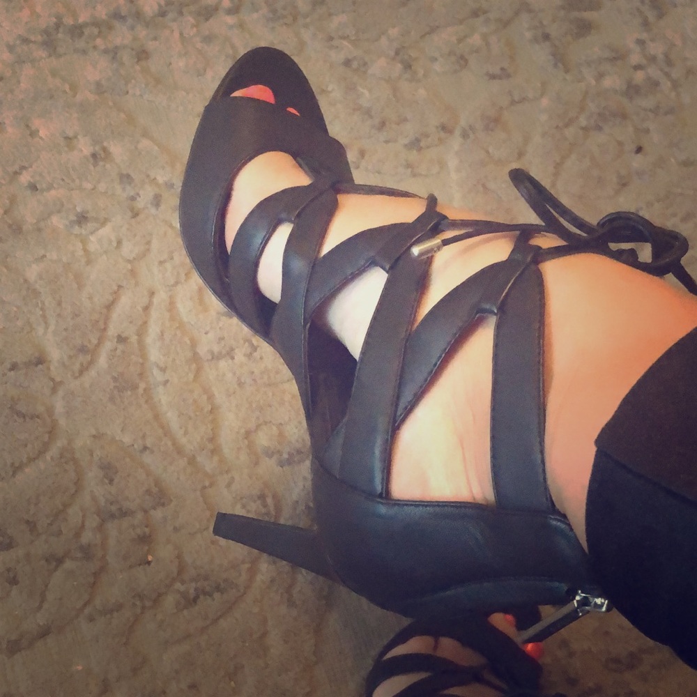 Basically new black leather lace up heels 🔥